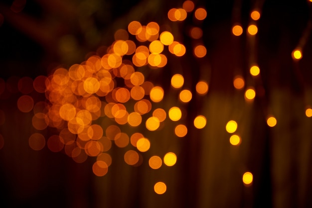 Defocused bokeh lichten op donkere achtergrond.