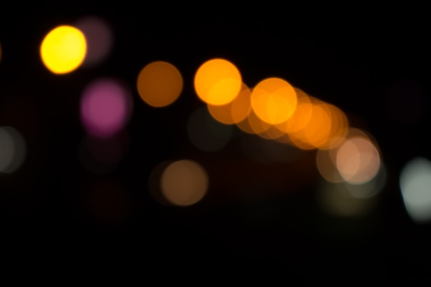 Расфокусированный город ночью отфильтрованный боке абстрактного фона