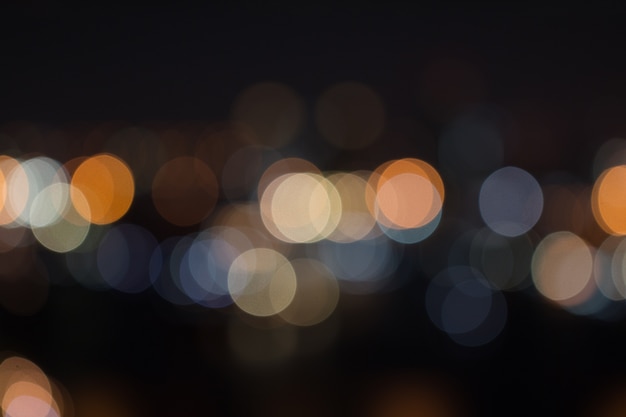 Расфокусированный городской ночной свет, размытый боке абстрактного фона
