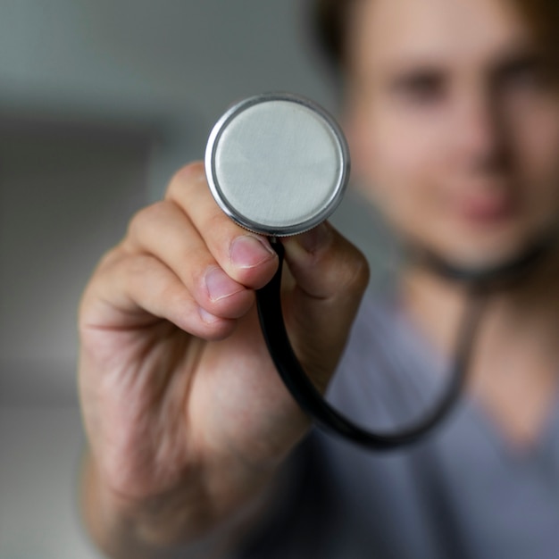 Photo defocused doctor using stethoscope