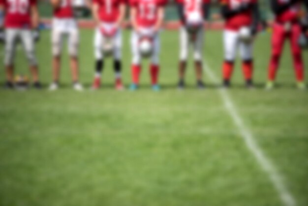 Foto immagine sfocata di giocatori di football americano in piedi sul campo