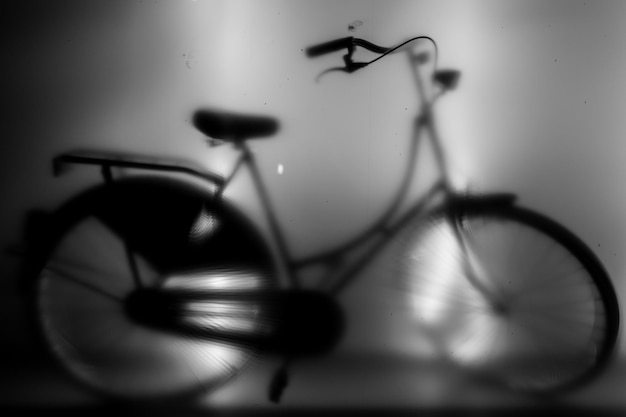 ダークルームのテーブルの上の自転車モデルの非焦点画像