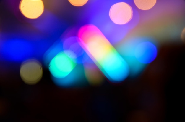 夜のカラフルな光の不焦点の画像