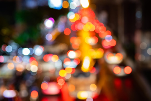 夜に照らされたクリスマスのライトの焦点が散らばった画像