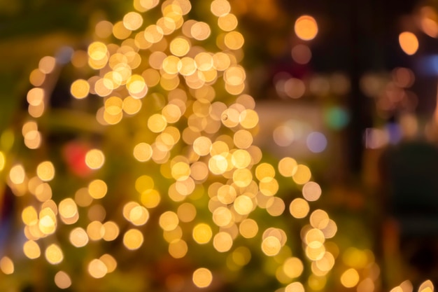 밤 에 조명 된 크리스마스 불빛 의 불명확 한 이미지