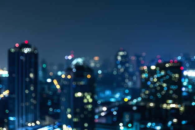 Photo defocused image of illuminated city buildings at night