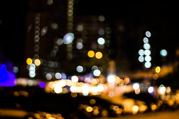 夜に照らされた街の焦点が散らばった画像