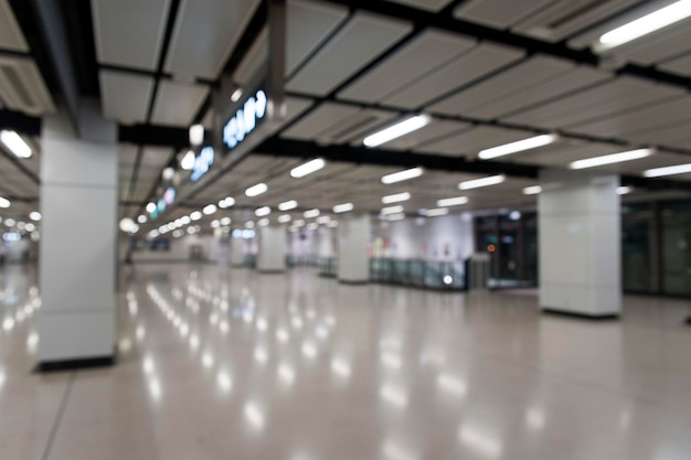 Расфокусированное изображение освещенной метрополитена