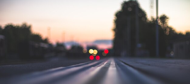 写真 夕暮れの道路上の車の焦点が散った画像