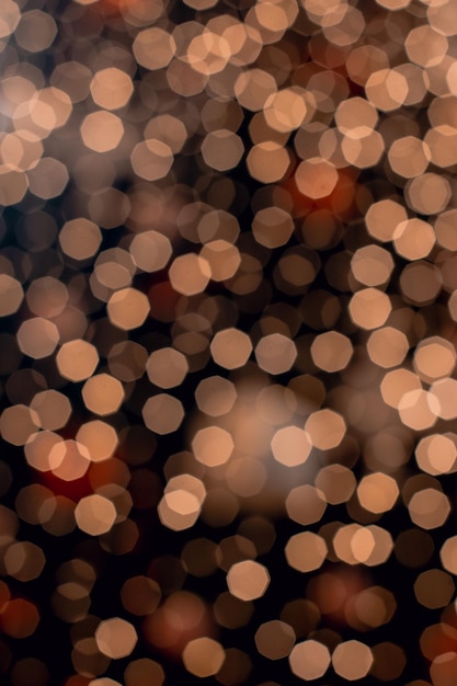 Фото Расфокусированное изображение освещенной рождественской елки ночью