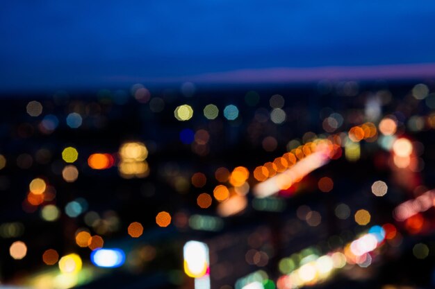 写真 夜の空に照らされた街の非焦点画像