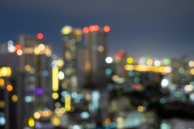 写真 夜の空に照らされた街の非焦点画像