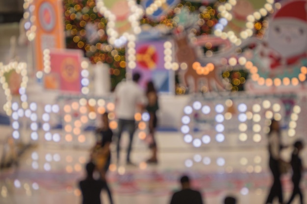 Foto immagine sfocata di persone in un centro commerciale illuminato