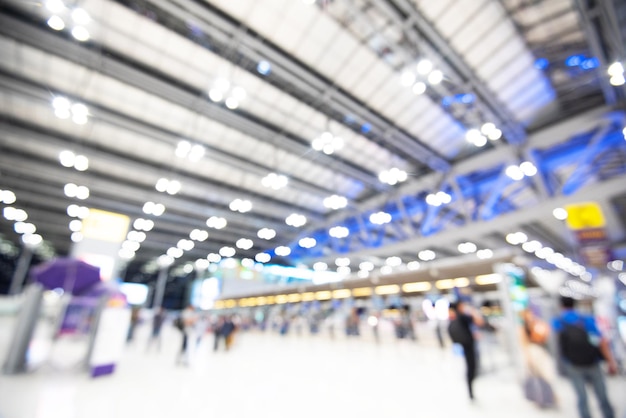 Photo defocused image of people walking in illuminated city