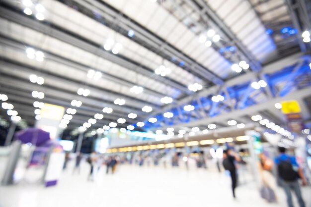 Photo defocused image of people walking in illuminated city