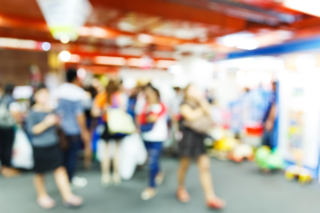 Photo defocused image of people walking on illuminated street in city