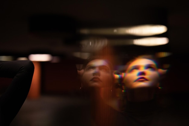 Photo defocused image of woman in illuminated room