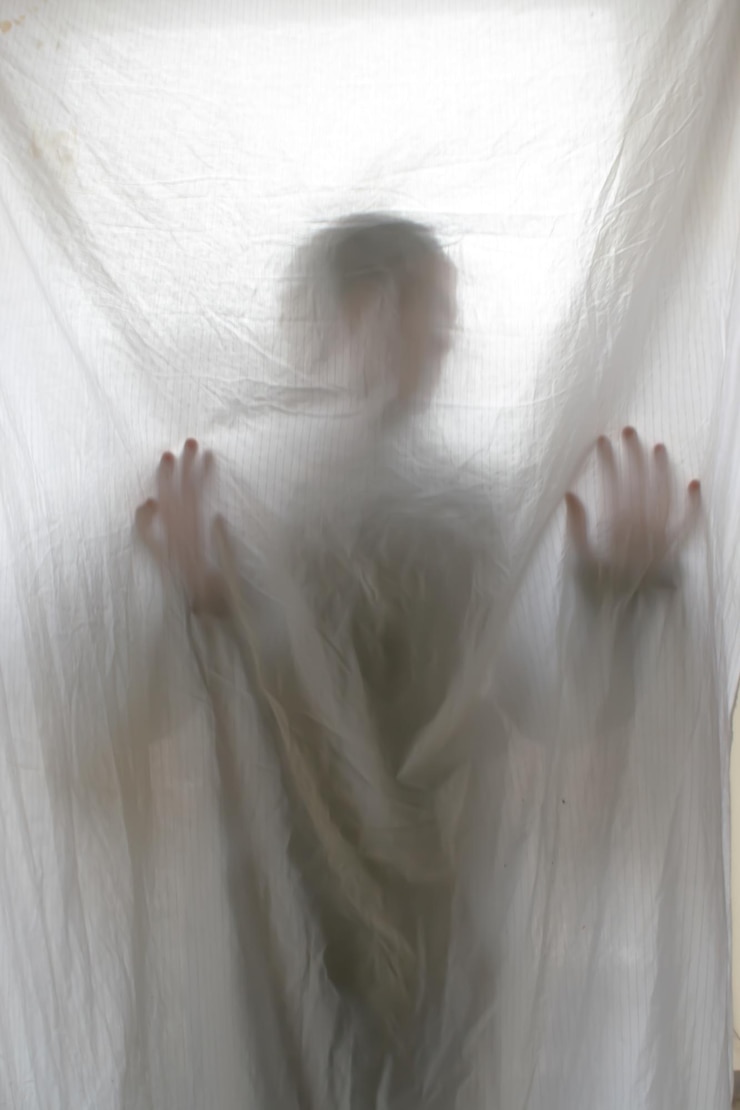 Photo ベッドに横たわっている女性の焦点が散らばった画像