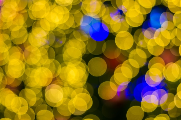 Defocused ligths van gouden Kerstboomachtergrond