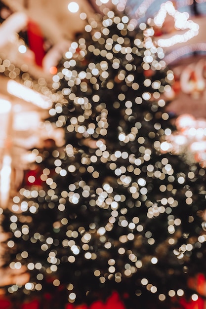 Defocused van bokeh in gouden sprankelende glitterkleur van kerstboomversiering Nieuwjaarsfeest