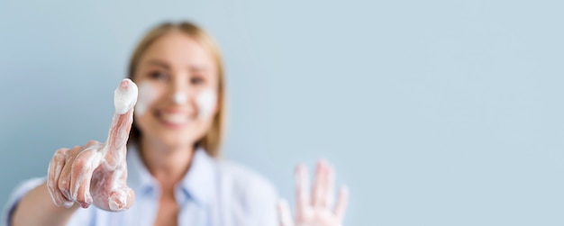 Photo defocused woman washing her hands and face