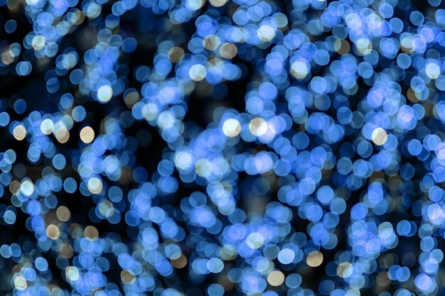 Defocuslight blauwe lichten op donkere achtergrond blauwe bokeh lichten