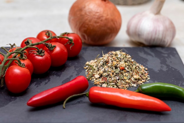 사진 마늘 양파와 다른 향신료와 함께 검은 돌에 탈수 chimichurri 조미료