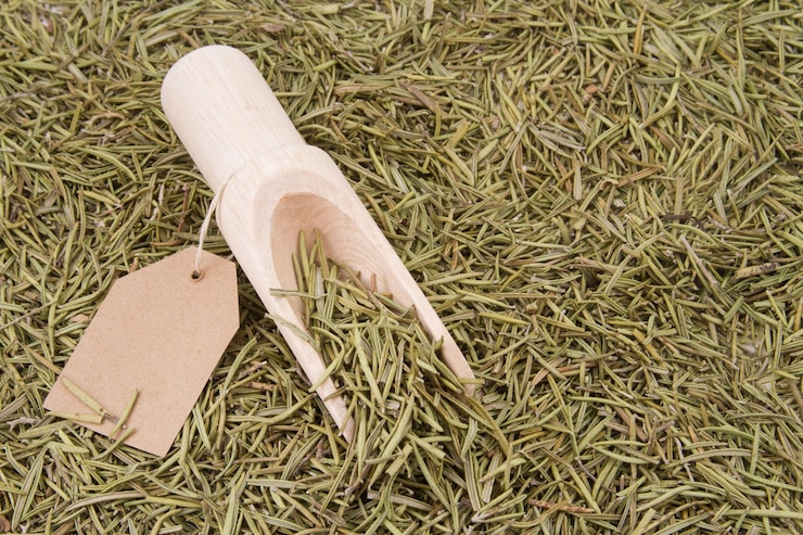 Photo dehydrated rosemary on wooden spoon