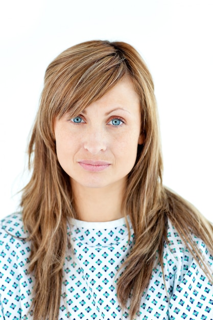 Photo dejected female patient looking at the camera