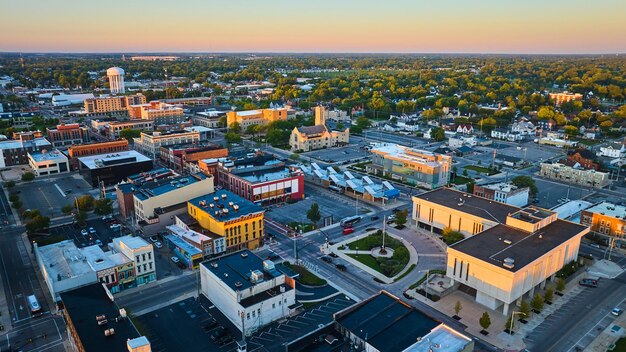 Foto amministrazione della corte della contea del delaware edificio del tribunale aereo della città di muncie all'alba