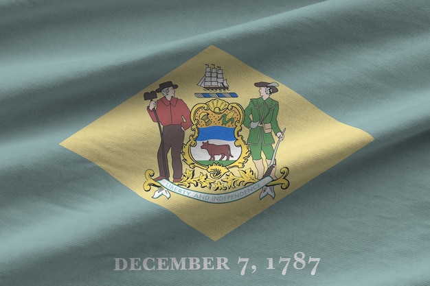 Delaware us state flag met grote plooien die van dichtbij zwaaien onder het studiolicht binnenshuis de officiële sy