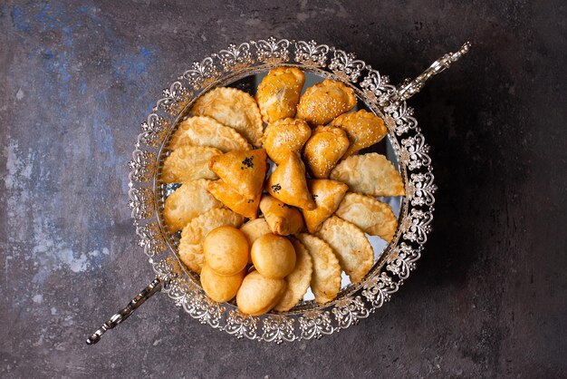 Photo delectable pastries arranged beautifully on a silver platter