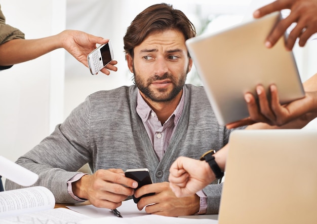 Delegatie is de sleutel tot het voorkomen van burn-out een bijgesneden opname van een knappe zakenman met een verzoek van collega's