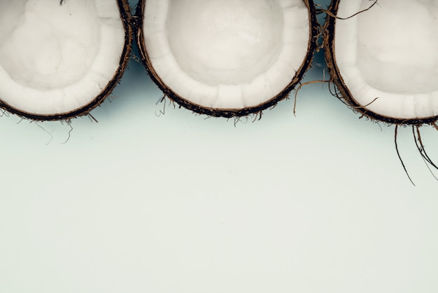 Delen van kokos op een witte achtergrond