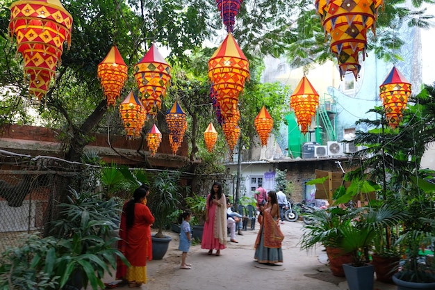 Photo delhi 27102019 courtyard decorated with lanterns for diwali celebrations