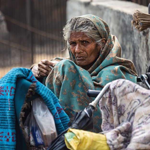 Photo delhi india 02282023 street portrait of a poor old woman from india