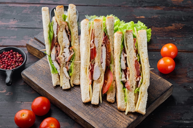 Foto deli verse sandwich met kip, op donkere houten tafel