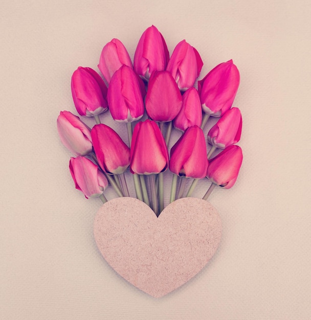 Delicaat boeket van rode en roze tulpen met een hartje