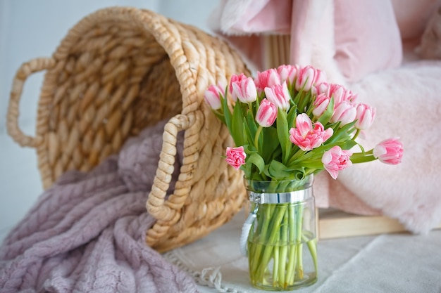 Delicaat boeket van roze tulpen met een rieten mand.