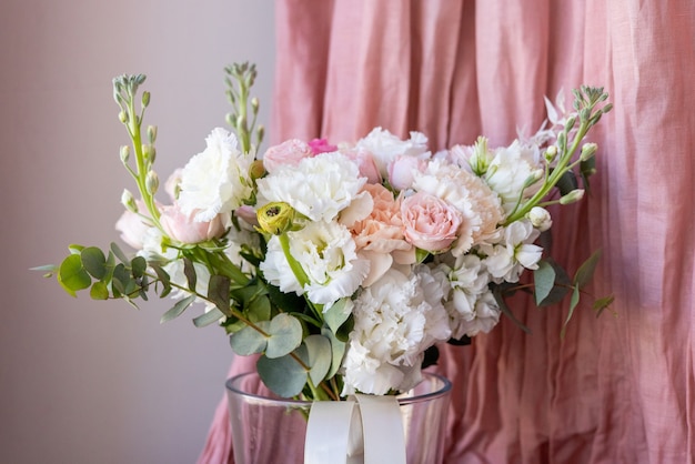 Delicaat bruidsboeket in pasteltinten van kunstbloemen