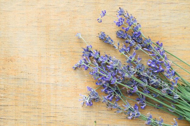 Delicaat romantisch boeket lavendel op een houten ondergrond, selectieve focus