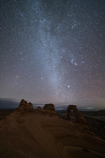 Delicate Arch en Winter Melkweg 's nachts. Arches National Park, VS