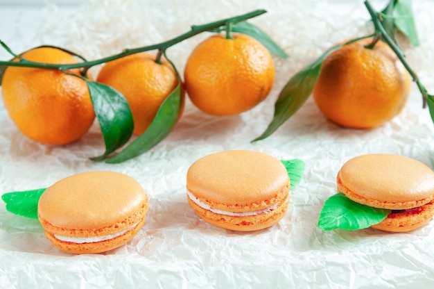 Delicate bitterkoekjes met mandarijn. op wit knutselpapier. onscherpe achtergrond. uitzicht van boven.