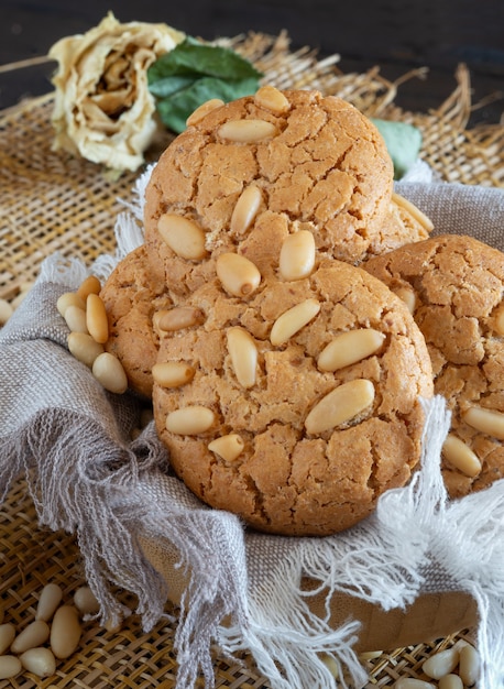 Foto delicati biscotti al burro con croccanti pinoli freschi