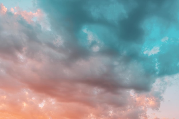 사진 해가 지는 하늘의 섬세한 색 핑크와 파란 구름
