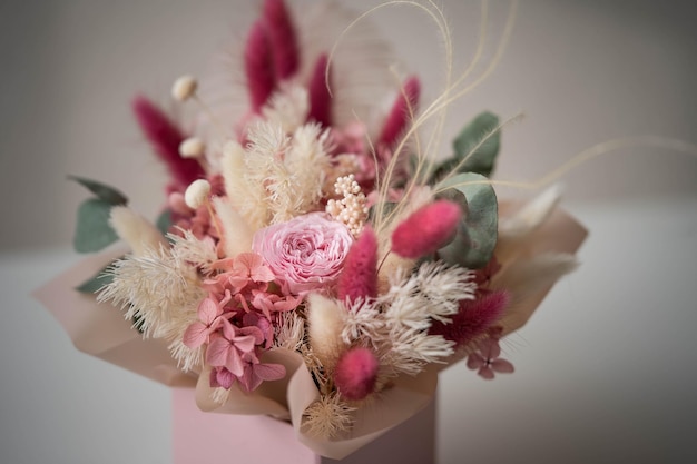 Delicate composition of dry and stabilized flowers