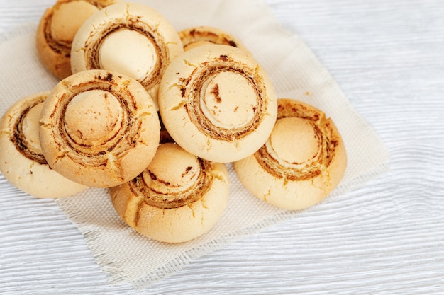 Delicati biscotti croccanti a forma di funghi. biscotti dolci al forno.