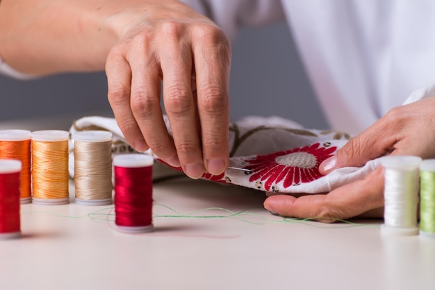 Нежные руки вышивают мастерская портнихи шитье пошив одежды вышивка тканью