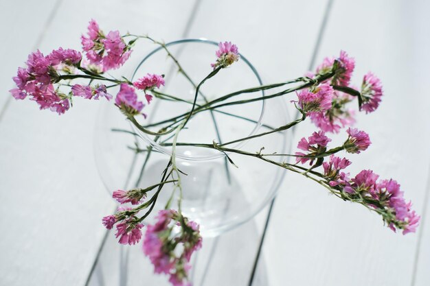 Foto delicati fiori rosa in vaso di vetro rotondo primavera estetica decorazione della casa in stile minimal