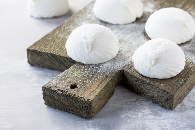 Delicate vanille marshmallows op een vintage stenen achtergrond